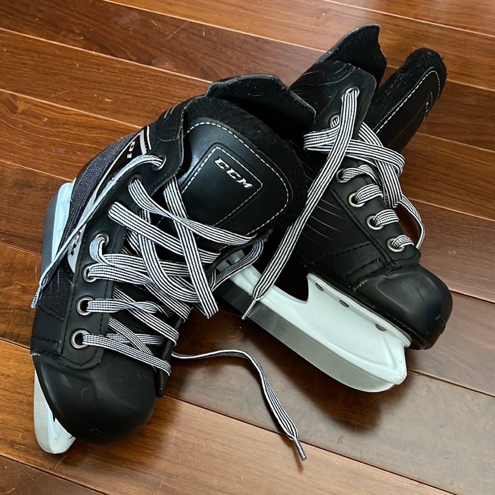 CCM kids skate shoes size 12J